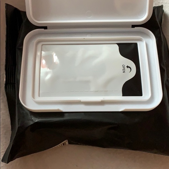 ME Makeover Essentials- Makeup Remover Wipes - Picture 3 of 3